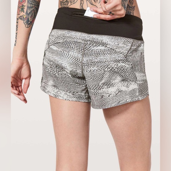 Lululemon Swerve Vapor Metal Grey / Black Run Times Short II *4" Size 6 - Picture 6 of 7